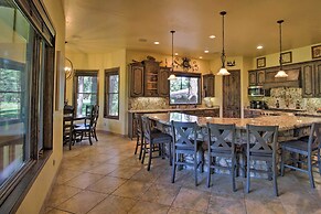 Centrally Located: Lavish Pinetop Paradise!