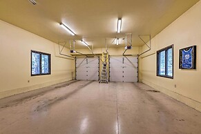 Centrally Located: Lavish Pinetop Paradise!