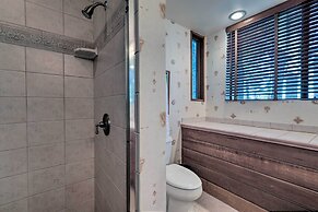 Upscale Flagstaff Country Club Home w/ Mtn Views!