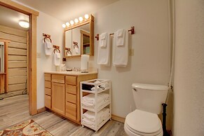 Cozy Augusta Cabin w/ Furnished Deck & Grill!