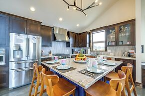 Oceanfront Home w/ Hot Tub, Sauna, 8 Mi to Newport