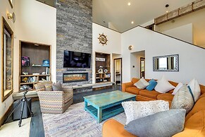 Oceanfront Home w/ Hot Tub, Sauna, 8 Mi to Newport