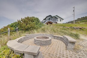 Oceanfront Home w/ Hot Tub, Sauna, 8 Mi to Newport