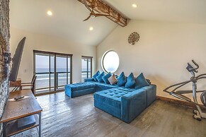 Oceanfront Home w/ Hot Tub, Sauna, 8 Mi to Newport