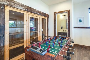 Oceanfront Home w/ Hot Tub, Sauna, 8 Mi to Newport