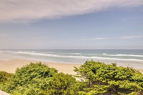 Oceanfront Home w/ Hot Tub, Sauna, 8 Mi to Newport