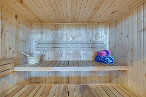 Oceanfront Home w/ Hot Tub, Sauna, 8 Mi to Newport