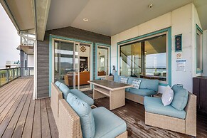 Oceanfront Home w/ Hot Tub, Sauna, 8 Mi to Newport