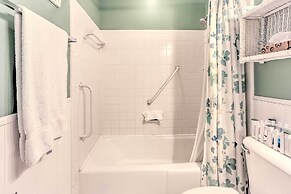 Close to Beach & Coligny Plaza: Hilton Head Condo!