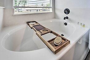 Beautiful Chandler Escape w/ Putting Green & Pool!