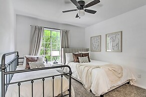 Beautiful Chandler Escape w/ Putting Green & Pool!