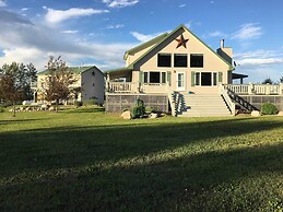 The Front Porch 20-acre Country Home w/ Mtn View