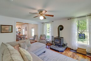 Marshall Cottage on 1895 Tobacco Farm w/ Hot Tub!