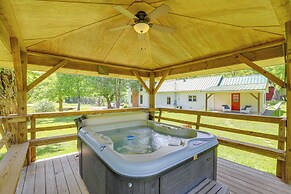 Marshall Cottage on 1895 Tobacco Farm w/ Hot Tub!
