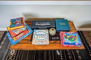 Chic Lawton Home, 5 Mins to Fort Sill!