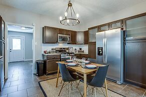 Chic Lawton Home, 5 Mins to Fort Sill!