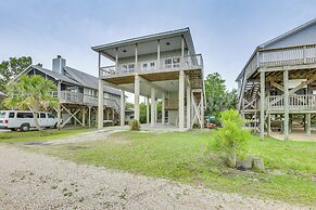 Family-friendly Waterfront Oasis: 7 Miles to Beach