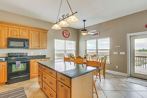 Family-friendly Waterfront Oasis: 7 Miles to Beach