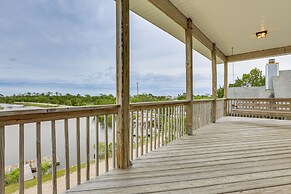 Family-friendly Waterfront Oasis: 7 Miles to Beach