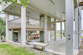 Family-friendly Waterfront Oasis: 7 Miles to Beach