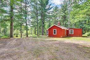 Peaceful Traverse City Cabin ~ 16 Mi to Dtwn!