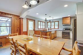 Peaceful Traverse City Cabin ~ 16 Mi to Dtwn!