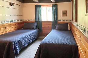 Peaceful Traverse City Cabin ~ 16 Mi to Dtwn!