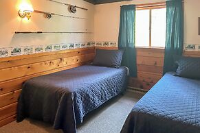 Peaceful Traverse City Cabin ~ 16 Mi to Dtwn!