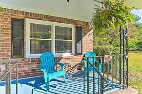 Charming Wilmington Home w/ Screened-in Porch