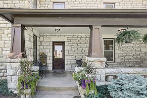 Pet-friendly Home: Grill & Fire Pit in Manhattan