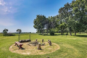 Pet-friendly Home: Grill & Fire Pit in Manhattan