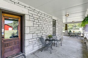 Pet-friendly Home: Grill & Fire Pit in Manhattan