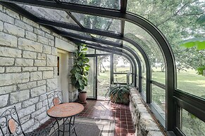 Pet-friendly Home: Grill & Fire Pit in Manhattan