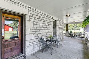 Pet-friendly Home: Grill & Fire Pit in Manhattan