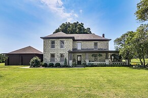 Pet-friendly Home: Grill & Fire Pit in Manhattan