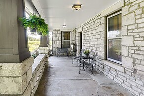 Pet-friendly Home: Grill & Fire Pit in Manhattan