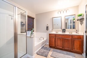 Pool & Patio: Family-friendly Goodyear Home!