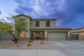 Pool & Patio: Family-friendly Goodyear Home!