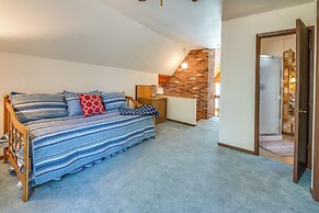 Poconos Cabin on 3 Acres - 5 Mi to Blue Mountain!