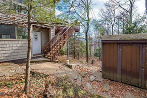 Poconos Cabin on 3 Acres - 5 Mi to Blue Mountain!