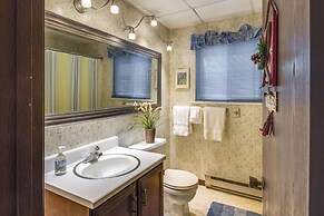 Poconos Cabin on 3 Acres - 5 Mi to Blue Mountain!