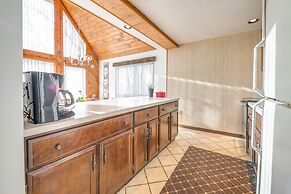 Poconos Cabin on 3 Acres - 5 Mi to Blue Mountain!