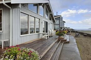 Beachfront Whidbey Island Home + Apartment!
