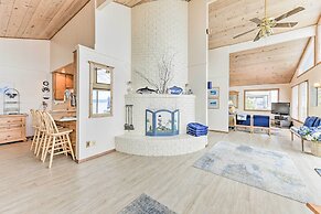 Beachfront Whidbey Island Home + Apartment!