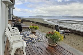 Beachfront Whidbey Island Home + Apartment!