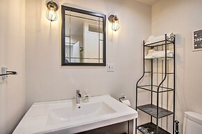 Convenient Burien Getaway: 12 Mi to Dtwn Sea!