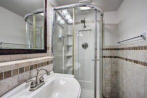 Convenient Burien Getaway: 12 Mi to Dtwn Sea!