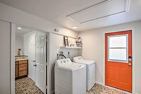 Convenient Burien Getaway: 12 Mi to Dtwn Sea!