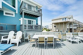 Grand Seaside Escape w/ Direct Beach Access!