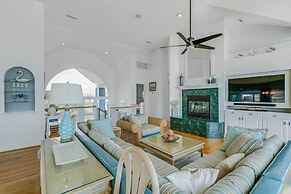 Grand Seaside Escape w/ Direct Beach Access!